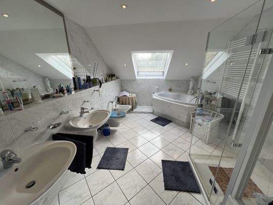 Tageslichtbad mit Eckwanne, Dusche, Bidet, 2 Waschbecken...