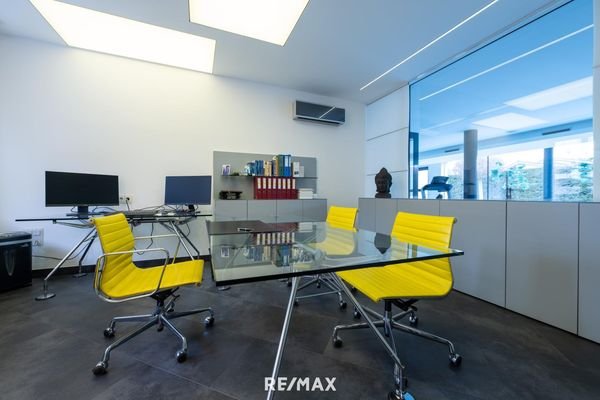 Büro mit Klimaanlage und Bildschirm