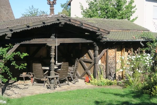 Freisitz im Garten mit Holzlager