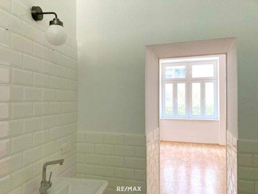 Bad 2 mit Blick in Schlafzimmer 2