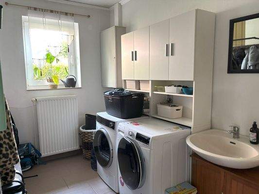 Hauswirtschaftsraum mit Zugang zur Garage