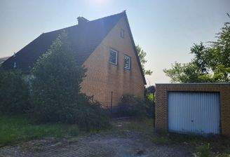 Seitenansicht mit Garage