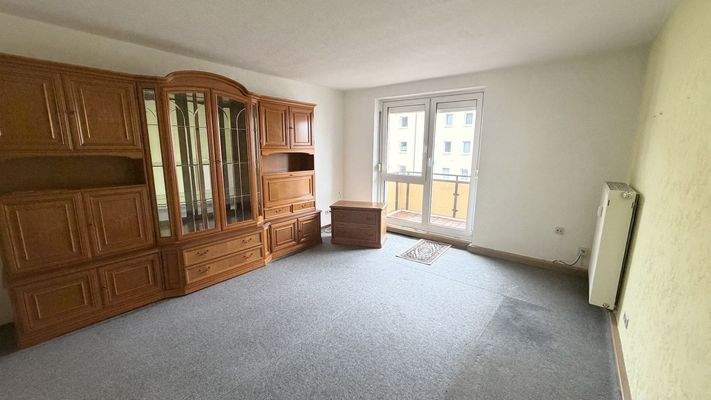 Wohnzimmer mit Zugang zum Balkon