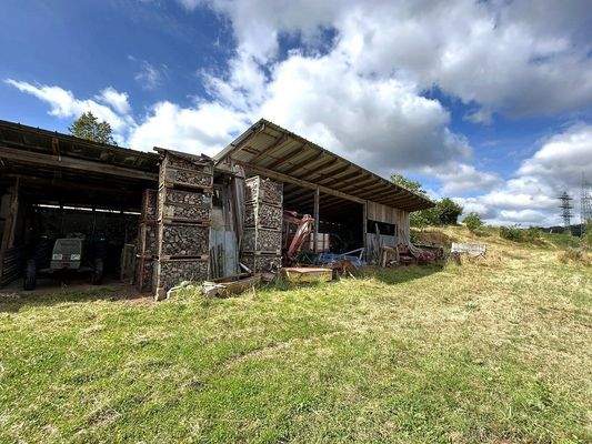 Schuppen dahinter die gemauerte Werkstatt direkt am Haus 