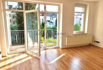 1.OG: Wohnzimmer mit Balkon