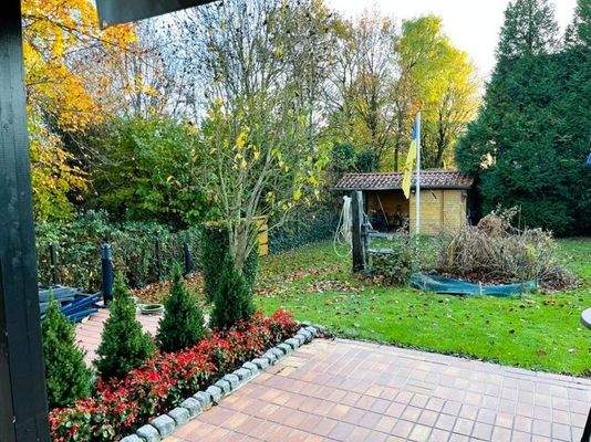 Teilansicht Terrasse mit Blick in den Garten
