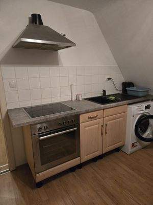 Küchenzeile mit Geräten