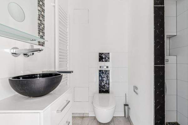 Gäste-WC mit Dusche