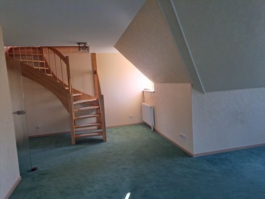 Wohnraum mit Zugang zum Spitzboden