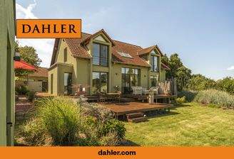 Idyllischer Außenbereich mit großzügiger Terrasse und liebevoll angelegtem Garten