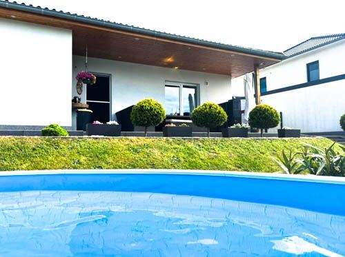 Blick vom beheizten Außenpool auf die Terrasse