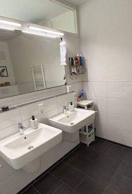 Bad mit zwei Waschbecken