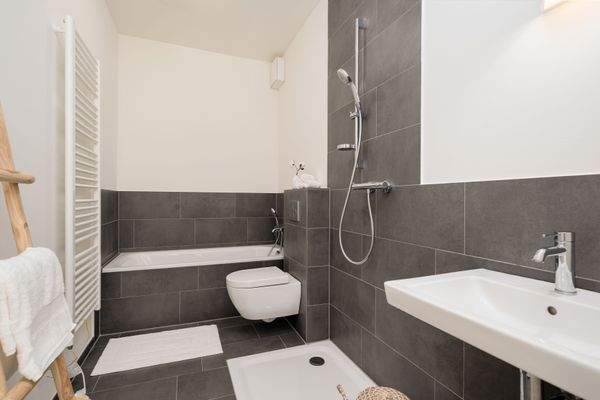 Master Bad mit Wanne und Dusche