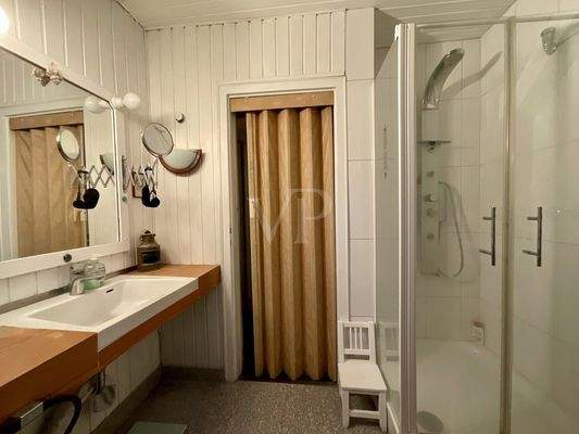 Badezimmer mit Dusche