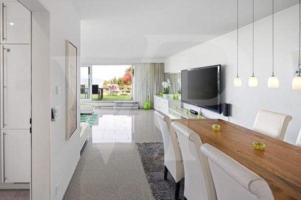 Eleganter Essbereich mit Weitblick und Terrassenzugang