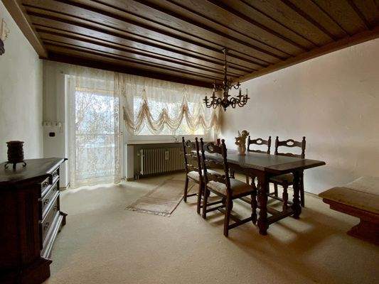 Essbereich mit Zugang zum Balkon