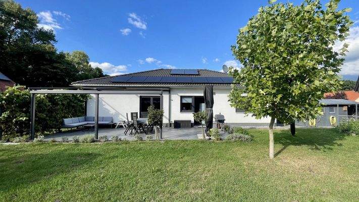 Außenansicht mit Garten