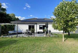 Außenansicht mit Garten