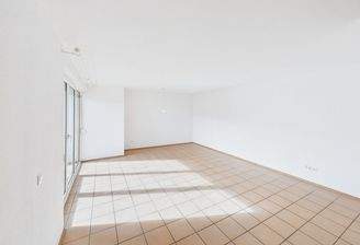 lichtdurchflutetes Wohnzimmer