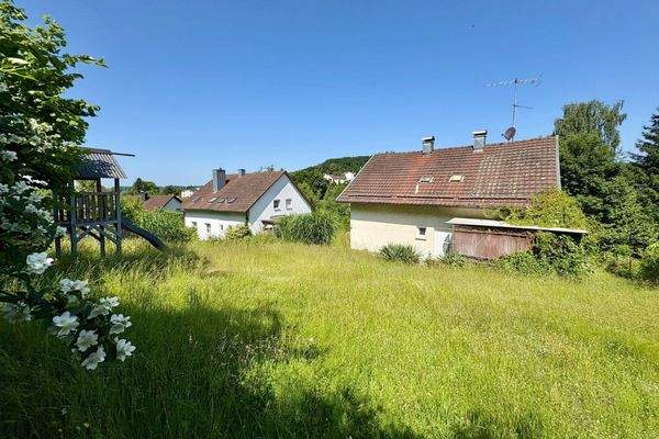 schöner Garten hinter dem Haus