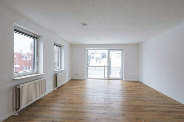 Das Wohnzimmer mit Zugang zur großen Dachterrasse  im 1. Obergeschoss