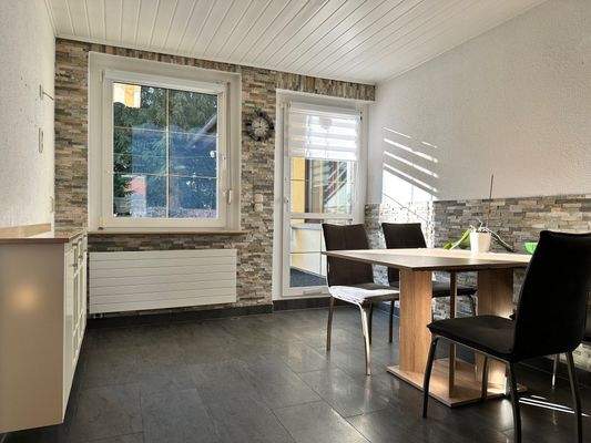 Essdiele mit Kaminofen im EG (Hochparterre)