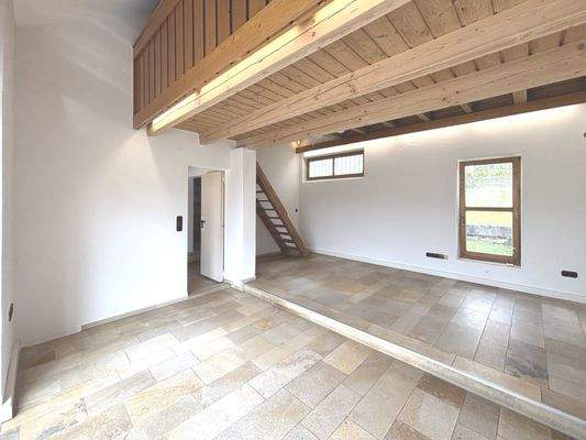Büro mit Treppenaufgang Lager Obergeschoss