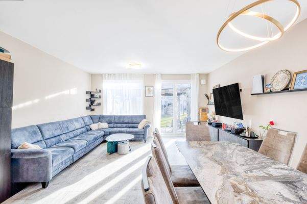 Lichtdurchflutetes Wohnzimmer