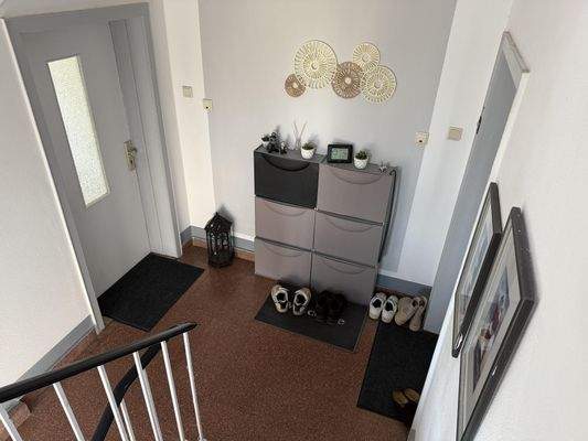 Treppenhaus mit Blick zur Wohnungstür