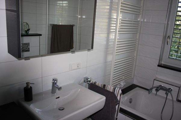 Bad mit Dusche und Wanne