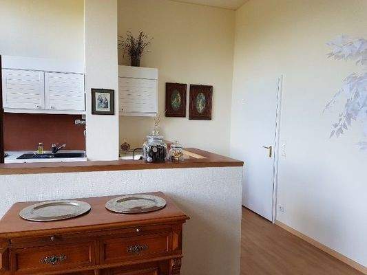 Blick aus dem Ess-Wohnbereich zur Küche