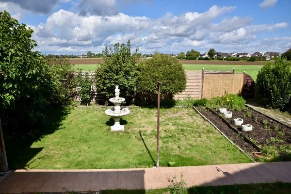 Blick von der Terrasse in den Garten Haus 1