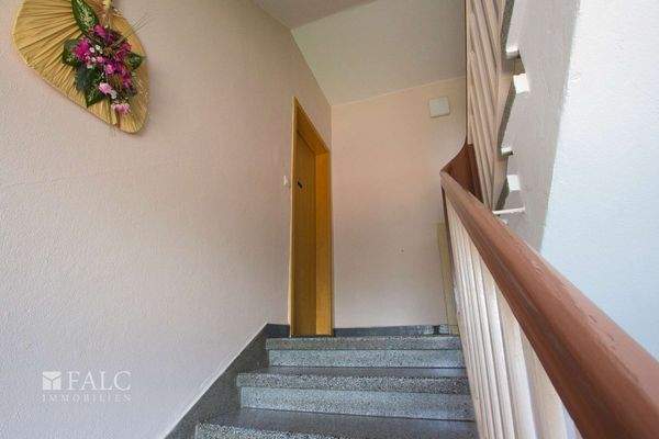 Treppenhaus und Eingangstür 