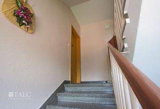 Treppenhaus und Eingangstür 