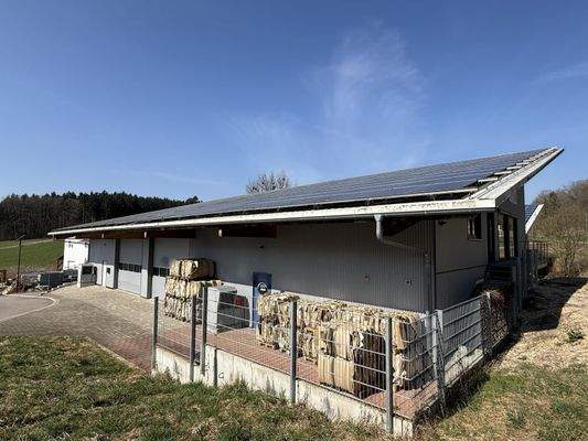 Gewerbehalle mit separtem Büro