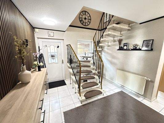 heller Flur mit offener Treppe