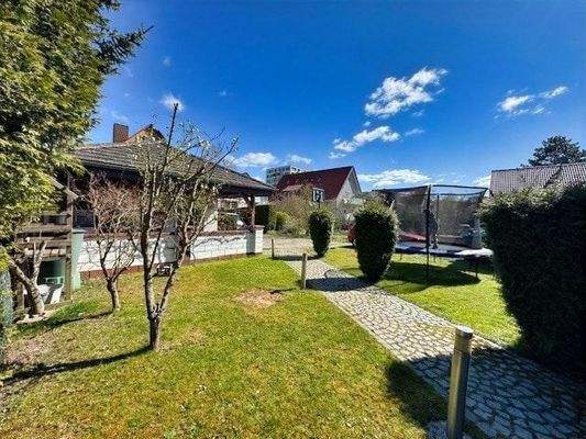 Garten zwischen Haus u. Garage