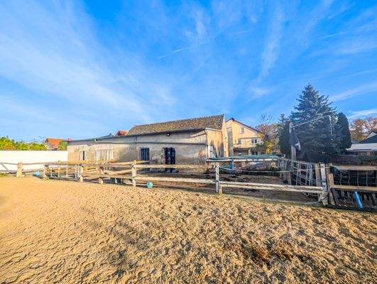 Stallungen und Reitplatz