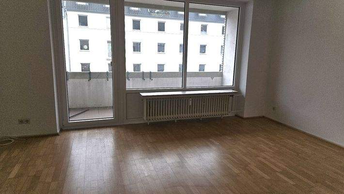 Wohnzimmer mit Balkon.jpg