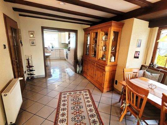 Diele mit Essbereich im Erdgeschoss