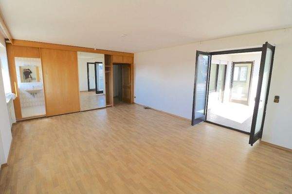 Schlafzimmer zum Balkon