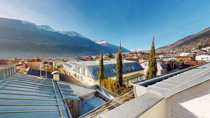 Charmante 3-Zimmer-Dachgeschosswohnung mit Terrasse, Aussicht & Garage – Silandro mansarda con terrazza e garage – attic apartment with terrace, view & garage in central location.