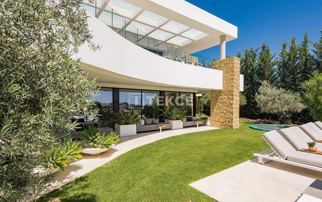 Golf View Villa with Designer Kitchen Near Beach in Benahavís