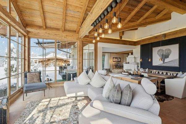 ... der offene Wohnbereich mit Sichtdachstuhl und spektakulärem Panorama