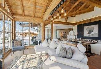 ... der offene Wohnbereich mit Sichtdachstuhl und spektakulärem Panorama