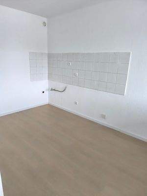 Leere Küche mit Fliesenwand