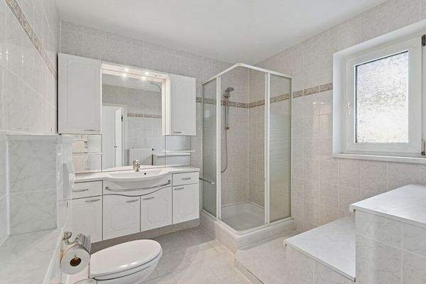 Bad mit Dusche im EG