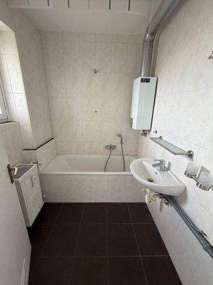 Tageslichtbad mit Wanne