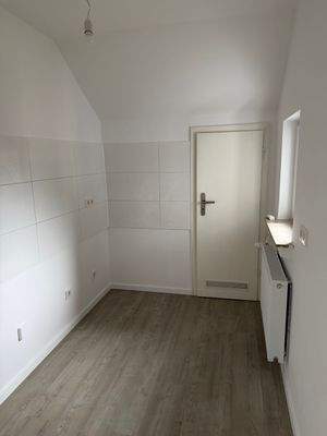 Küche mit Abstellkammer