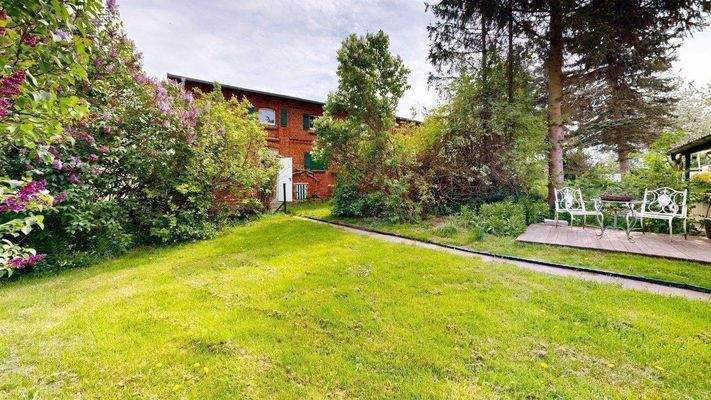 Terrasse und Weg zur Scheune.jpg